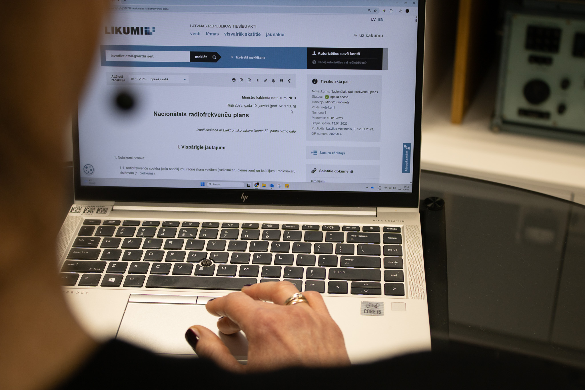 Datora ekrānā atvērts Nacionālā radiofrekvenču plāns likumi.lv vietnē; persona to pārlūko.