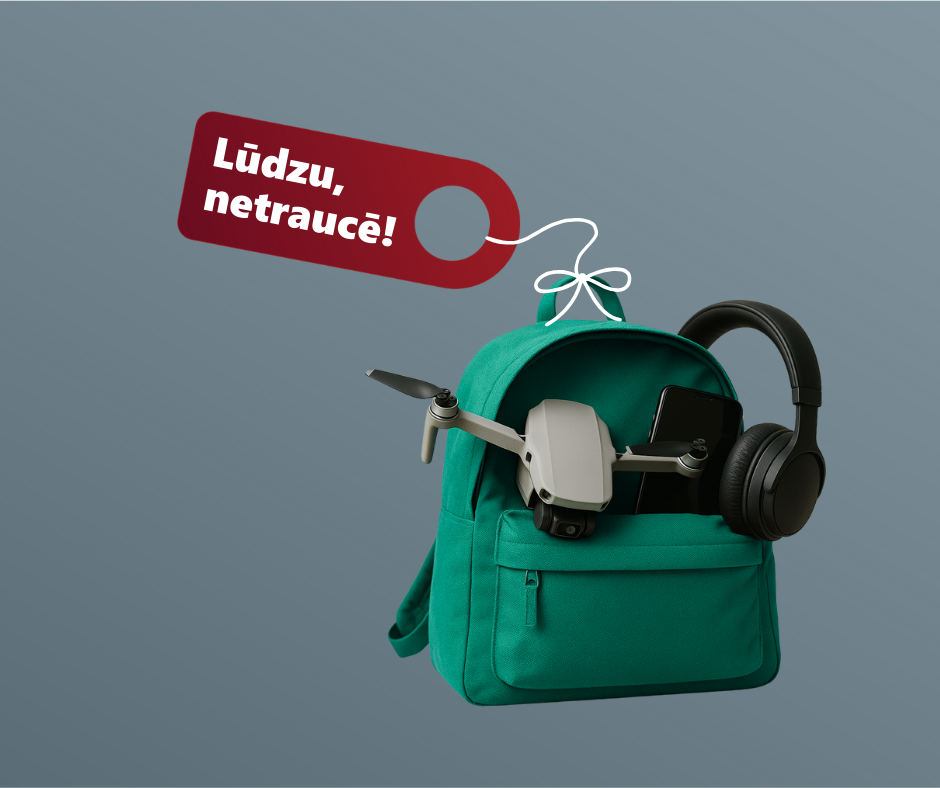 Zaļa mugursoma ar dronu, telefonu un austiņām, virs somas karājas sarkana zīmīte ar tekstu “Lūdzu, netraucē!”.