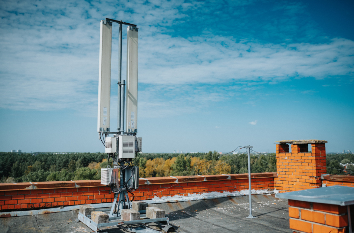 Mobilo sakaru bazes stacija dzivojamas majas jumts