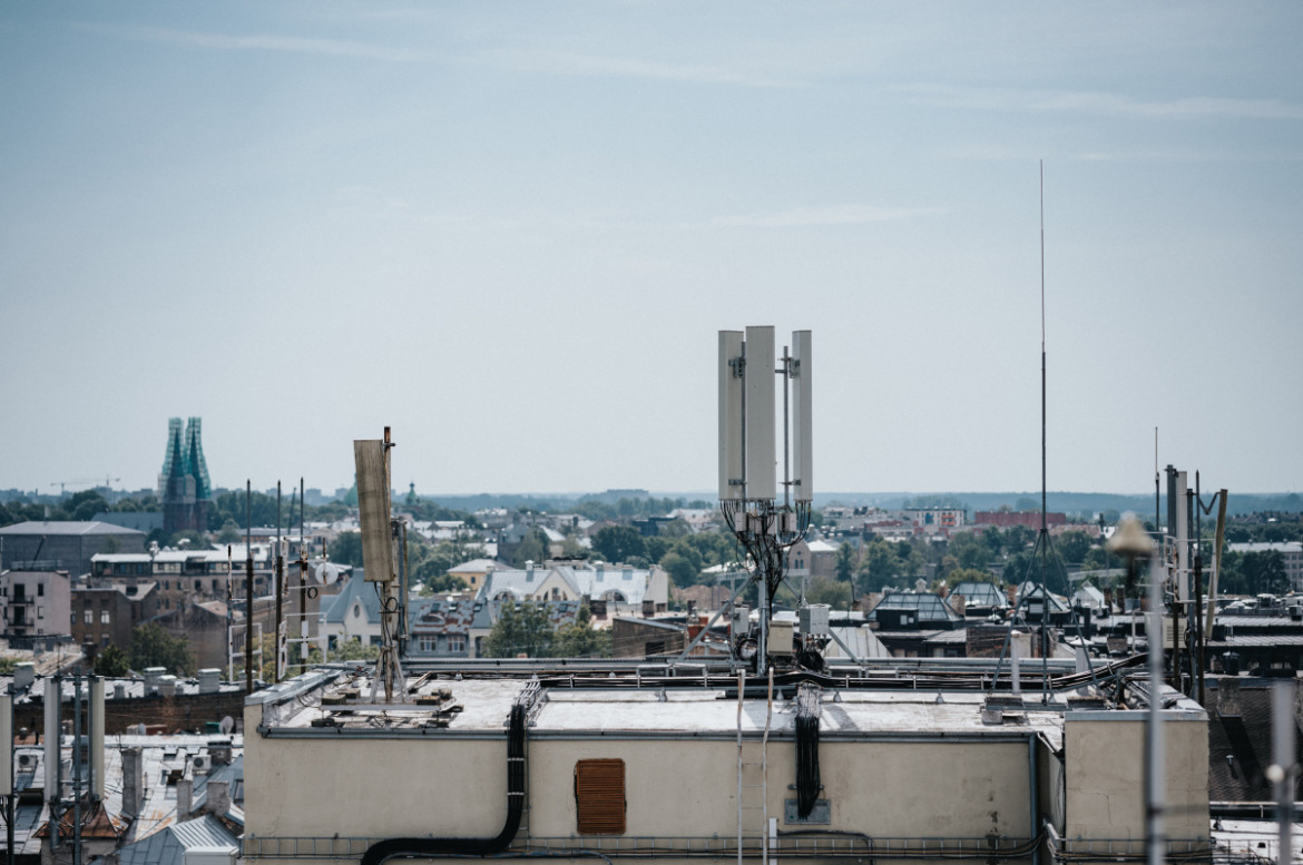 Mobilo sakaru bazes stacijas antenas uz jumta