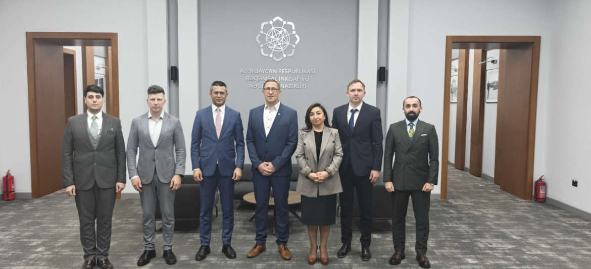SIA “Elektroniskie sakari” divi pārstāvji kopā ar Azerbaidžānas Digitālās attīstības un transporta ministrijas pārstāvjiem grupas foto oficiālās tikšanās laikā