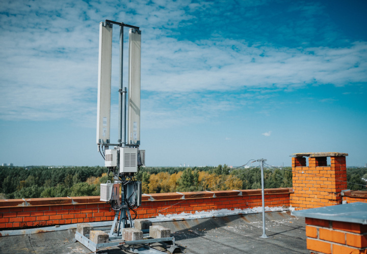 Mobilo sakaru bazes stacija dzivojamas majas jumts