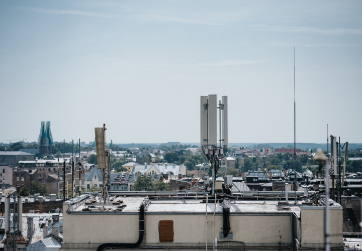 Mobilo sakaru bazes stacijas antenas uz jumta