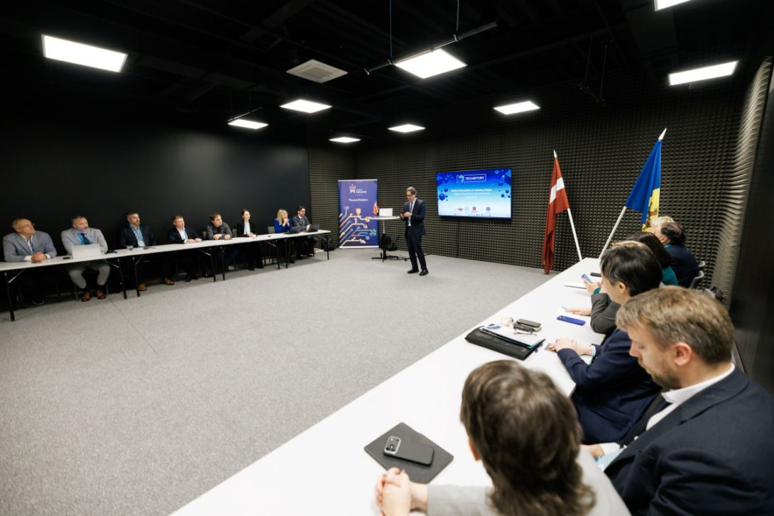 Techritory 2026 foruma darba sesijas dalībnieki pie sarunu galda apspriež Moldovas digitālās infrastruktūras jautājumus