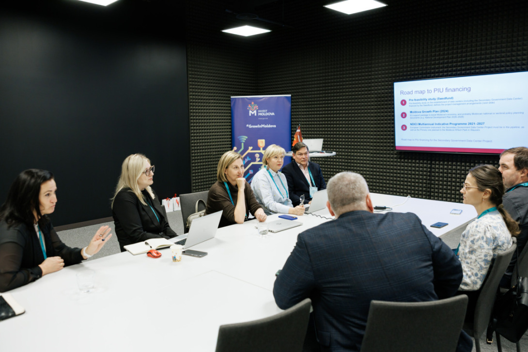 Techritory 2026 foruma darba sesijas dalībnieki pie sarunu galda apspriež Moldovas digitālās infrastruktūras jautājumus