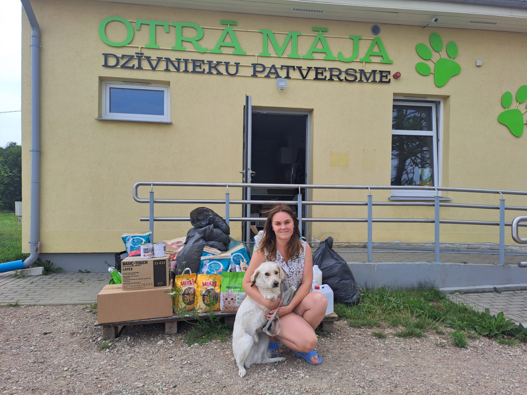 Patversmes pārstāve pie ''Otrā māja'' ēkas