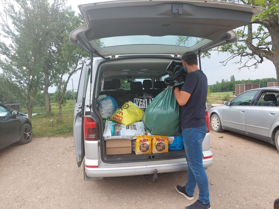 No busiņa tiek izkrautas saziedotās preces